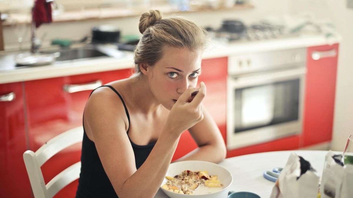 Блогерша завтракала овсянкой 2 месяца каждый день – как это повлияло на ее организм