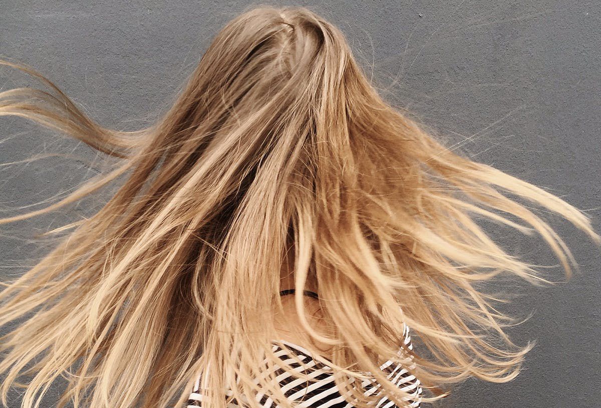 Чего не стоит делать во время ухода за своими волосами: перечень вредных привычек