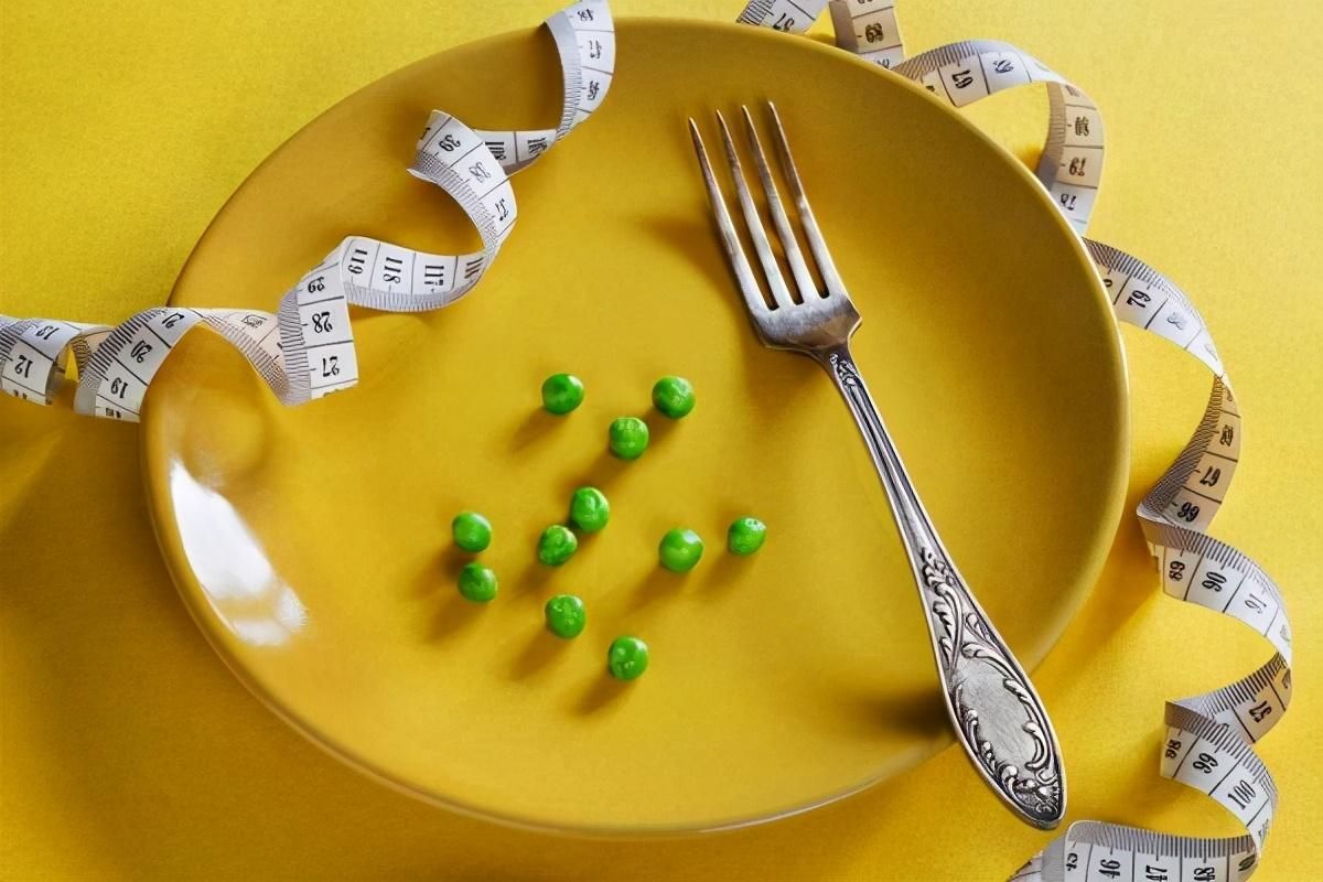 Чим шкідлива порада їсти до відчуття легкого голоду: дієтологиня розвіяла популярний міф