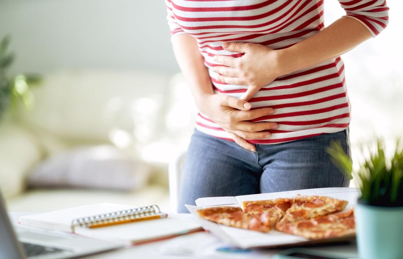Названы 9 привычек, которые медленно разрушают желудок