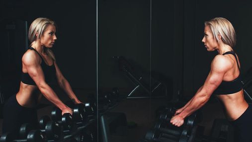 Чому важливо активувати м’язи живота перед початком тренування: пояснює тренерка
