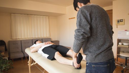 Массаж колена: техника, которая поможет уменьшить боль в домашних условиях