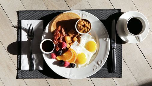 Що трапиться з організмом, якщо щодня їсти лише сніданок: висновок дієтологів 