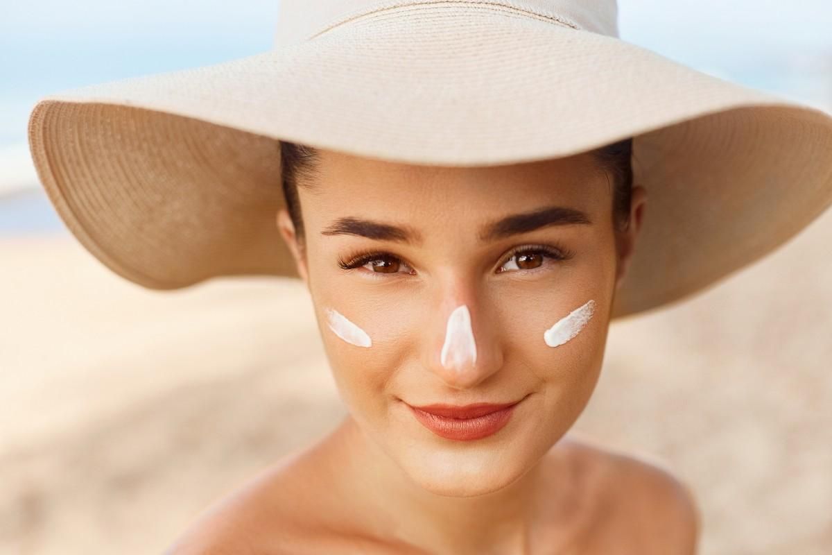 Ранні зморшки та висип: які продукти захищають шкіру від сонця