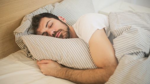 Чи існує внутрішній "годинник" та як врешті виспатися: науковиці розкрили секрети сну