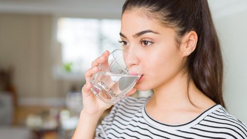Схуднення та виведення токсинів: чим корисна склянка теплої води зранку