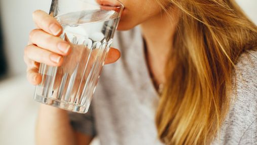 Щоб утримати організм в нормі: коли потрібно випити склянку-дві води