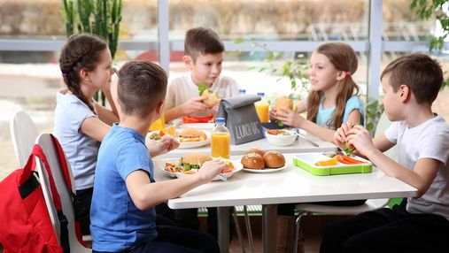 Реформа школьного питания в Украине: больше белого мяса и никаких сосисок