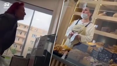 "К**ва, старая проститутка": в Варшаве женщина набросилась на продавщицу из Украины из-за хлеба