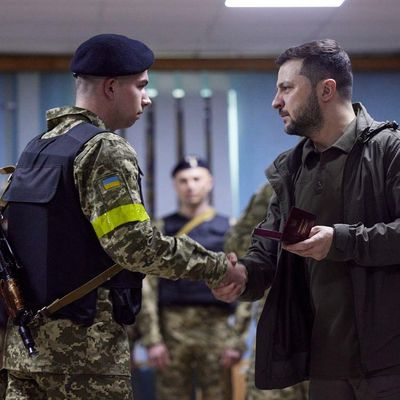Зеленский посетил передовую в Харьковской области и вручил награды воинам ВСУ