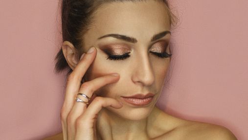 Ідеальні стрілки та контур обличчя: як звичайна ложка допомагає зробити чудовий макіяж