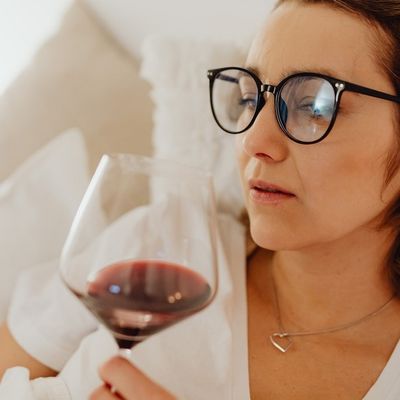 Червоне вино і не тільки: які продукти потрібні жіночому організму