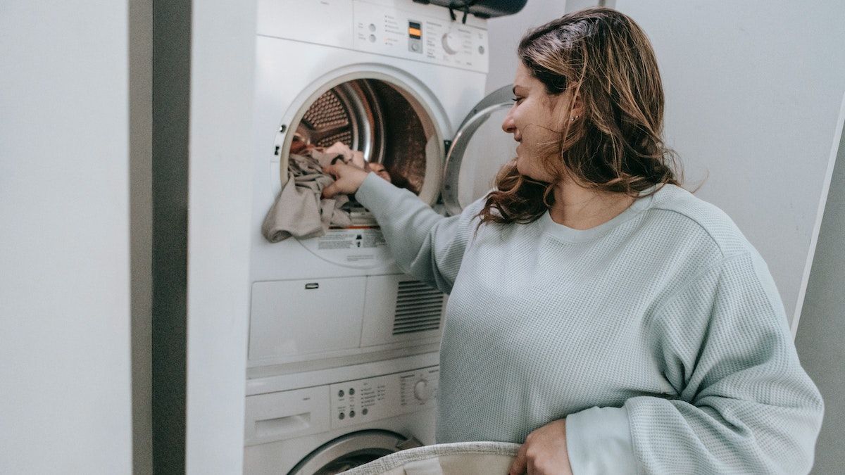 Чи можна зберігати мокрий одяг у пральній машинці