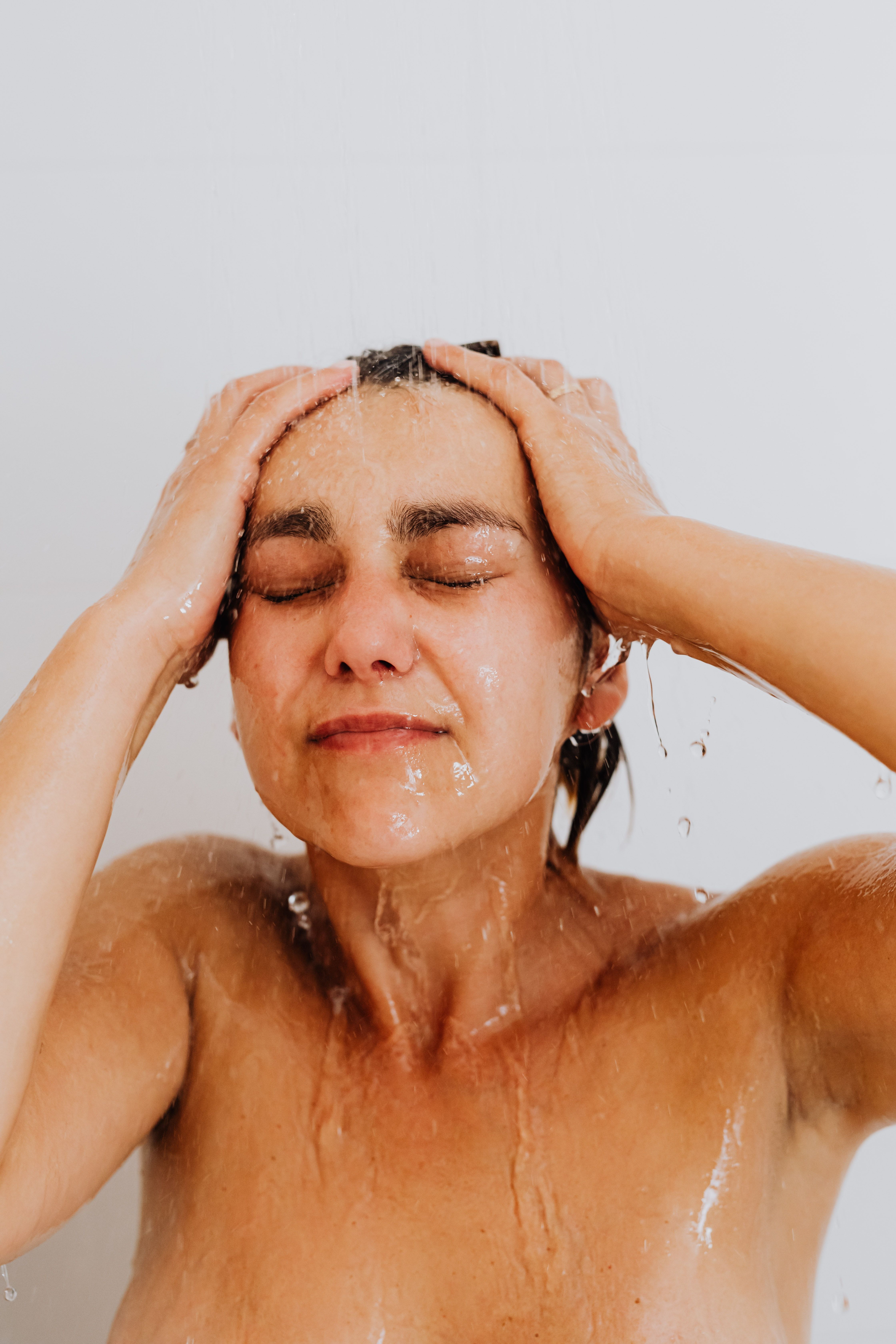 Можно ли мыть лицо под душем