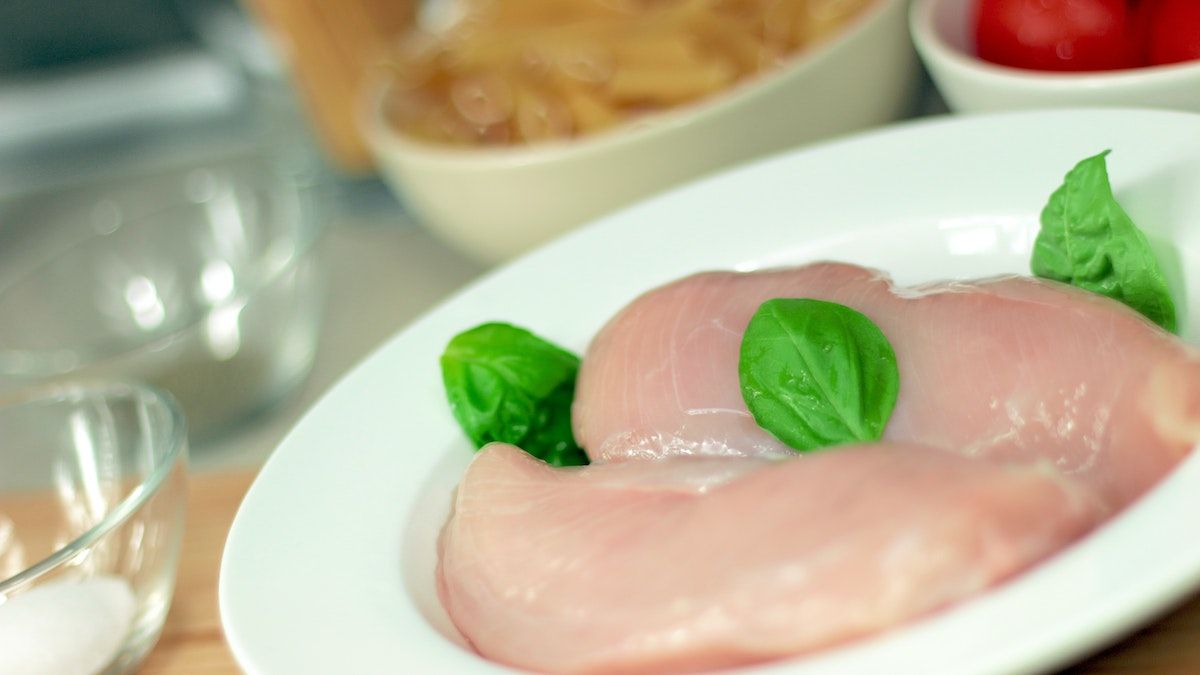 Чому не можна мити м'ясо перед приготуванням