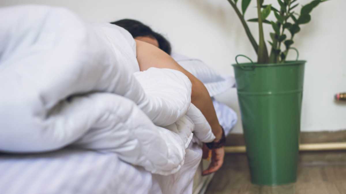 Почему ночью текут слюни изо рта у взрослого человека во сне на подушку: причины и советы