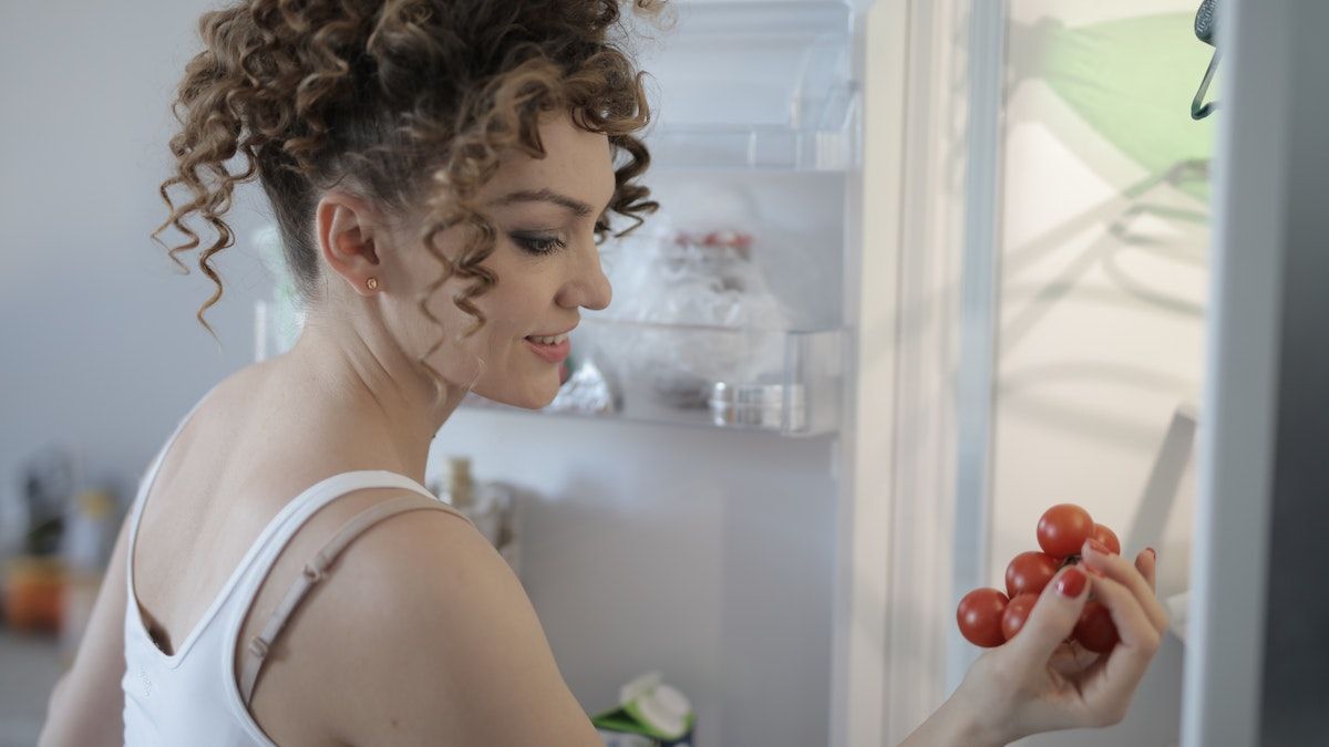 Як позбутись неприємного запаху у холодильнику