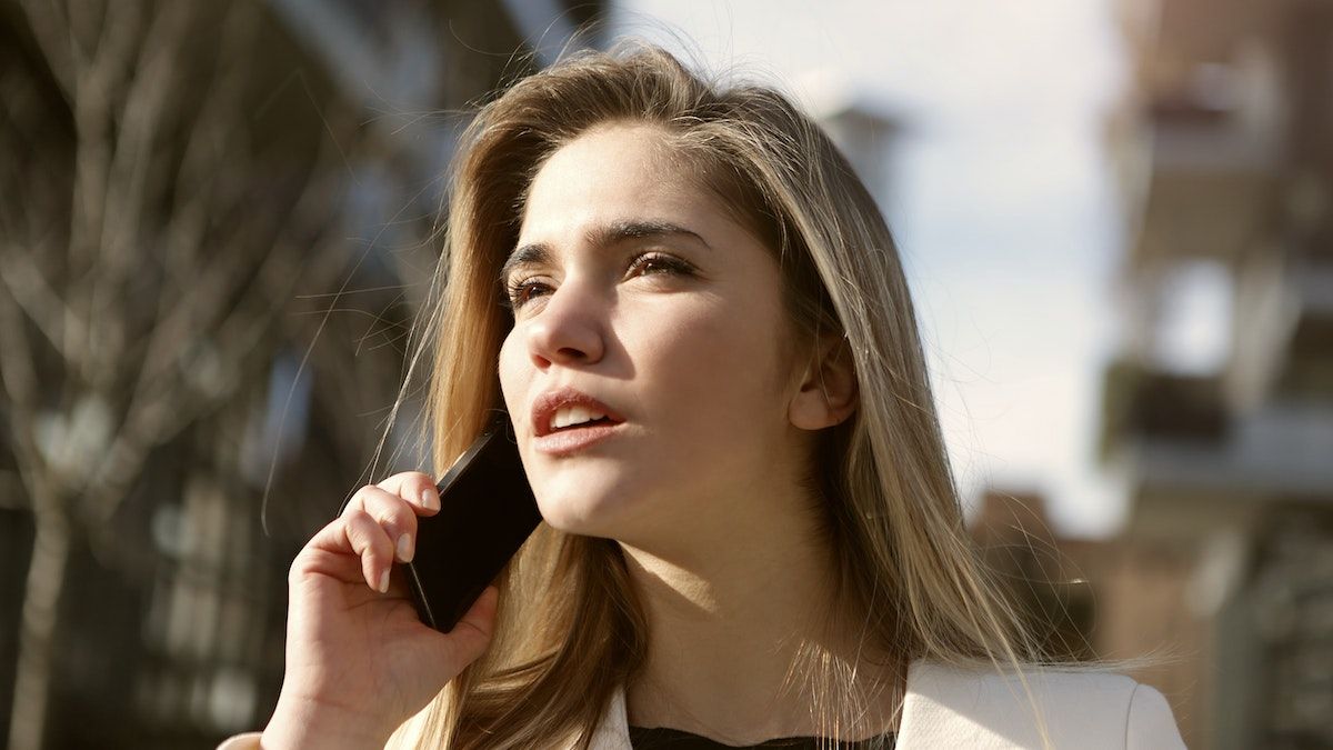 Як довгі телефонні розмови впливають на організм