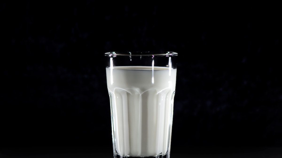Кому і чому не варто вживати молоко