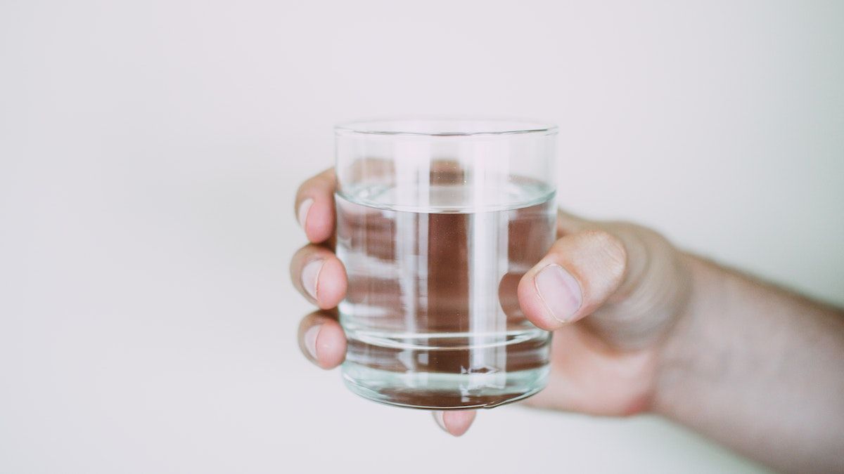 Скільки треба пити води у спеку