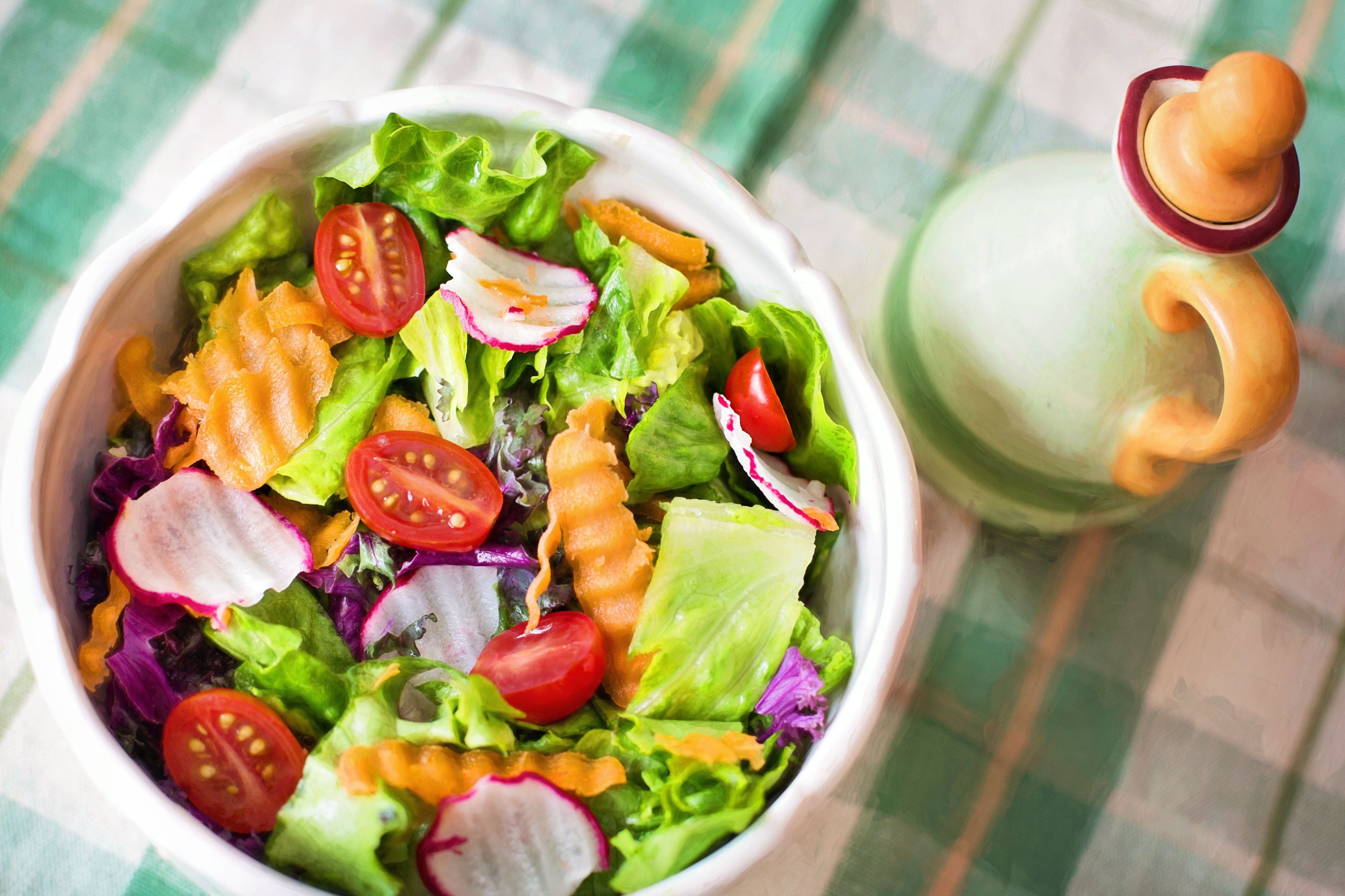 Обед салат овощной. Овощной салат. Здоровая еда. Вкусная и полезная еда. Красивая здоровая еда.