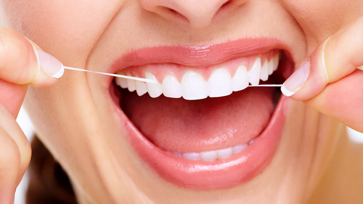 Зубна нитка видаляє наліт між зубами