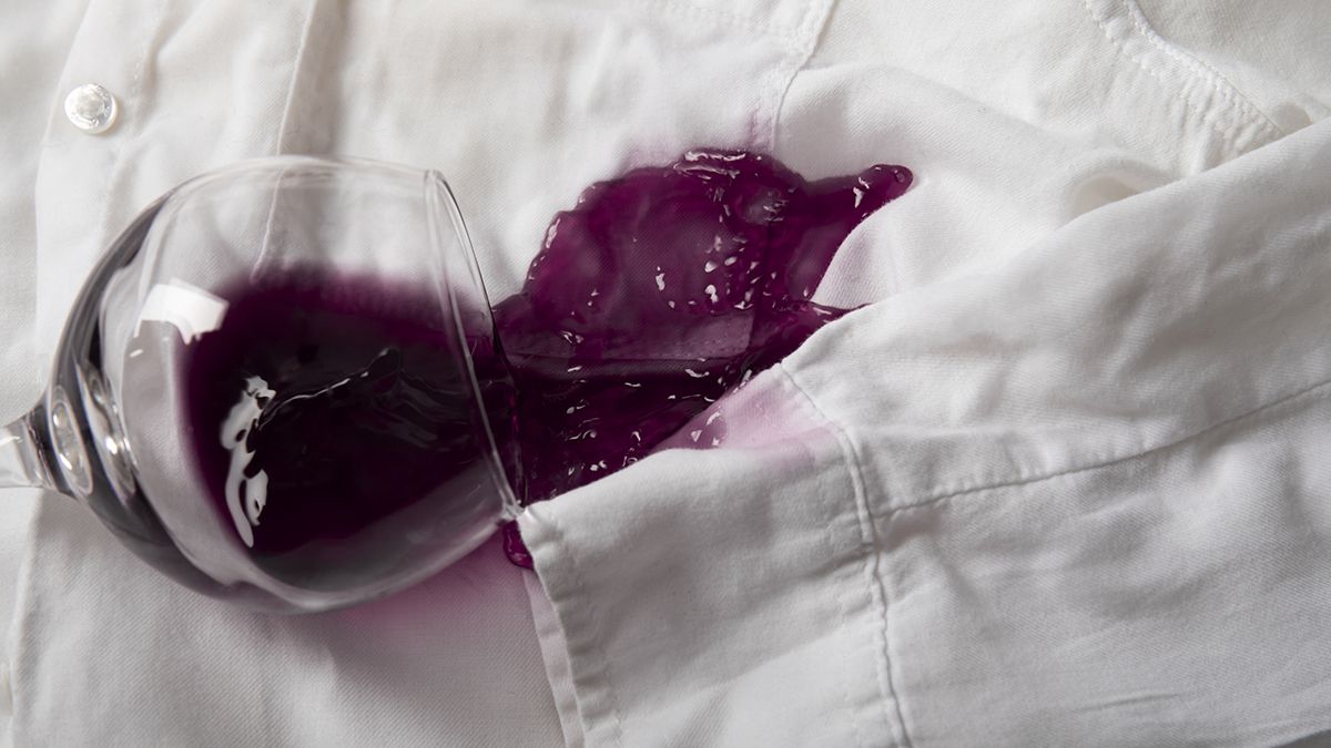 Как отстирать вино из одежды