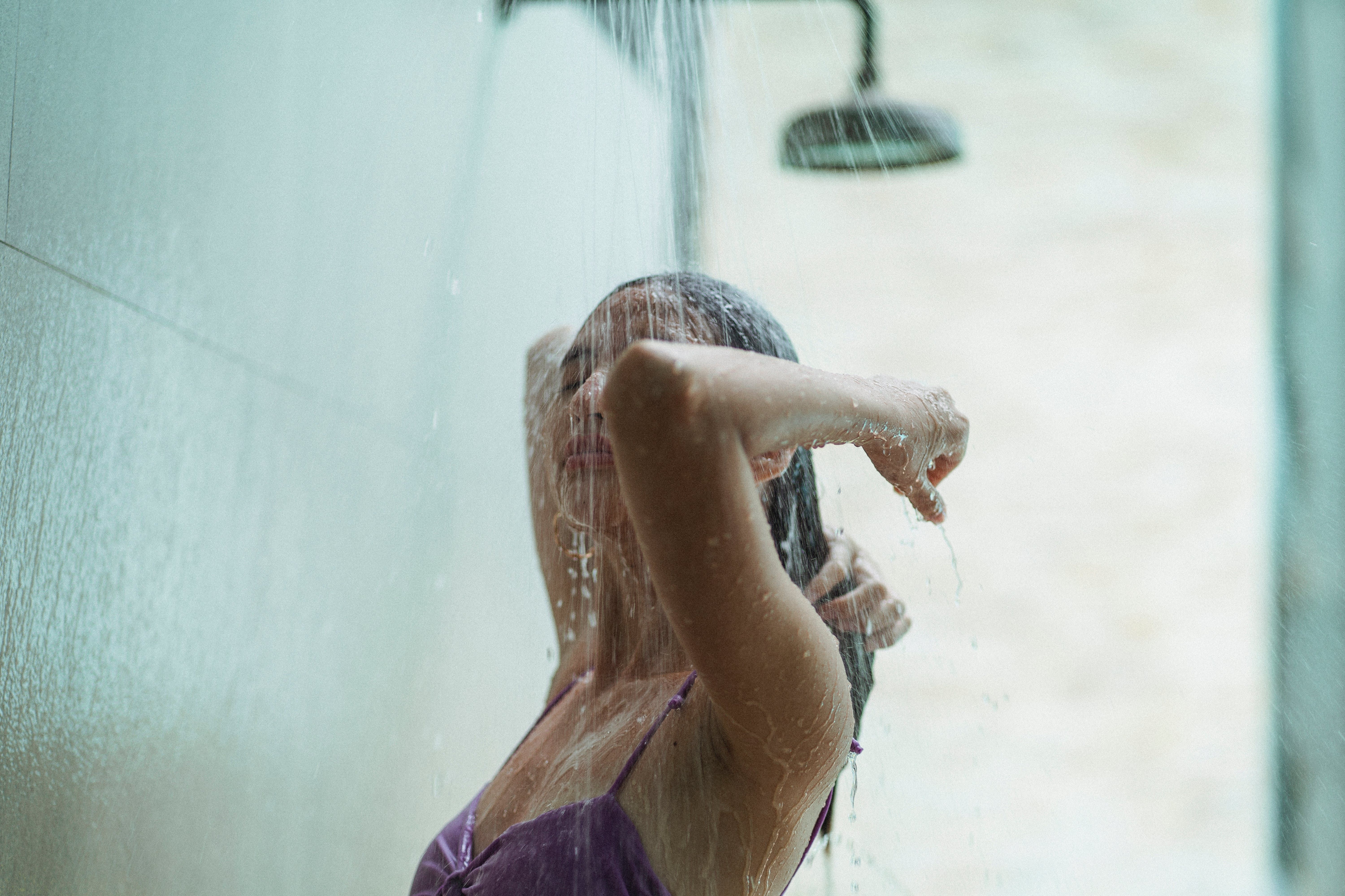 Мыться в душе нужно регулярно и тщательно