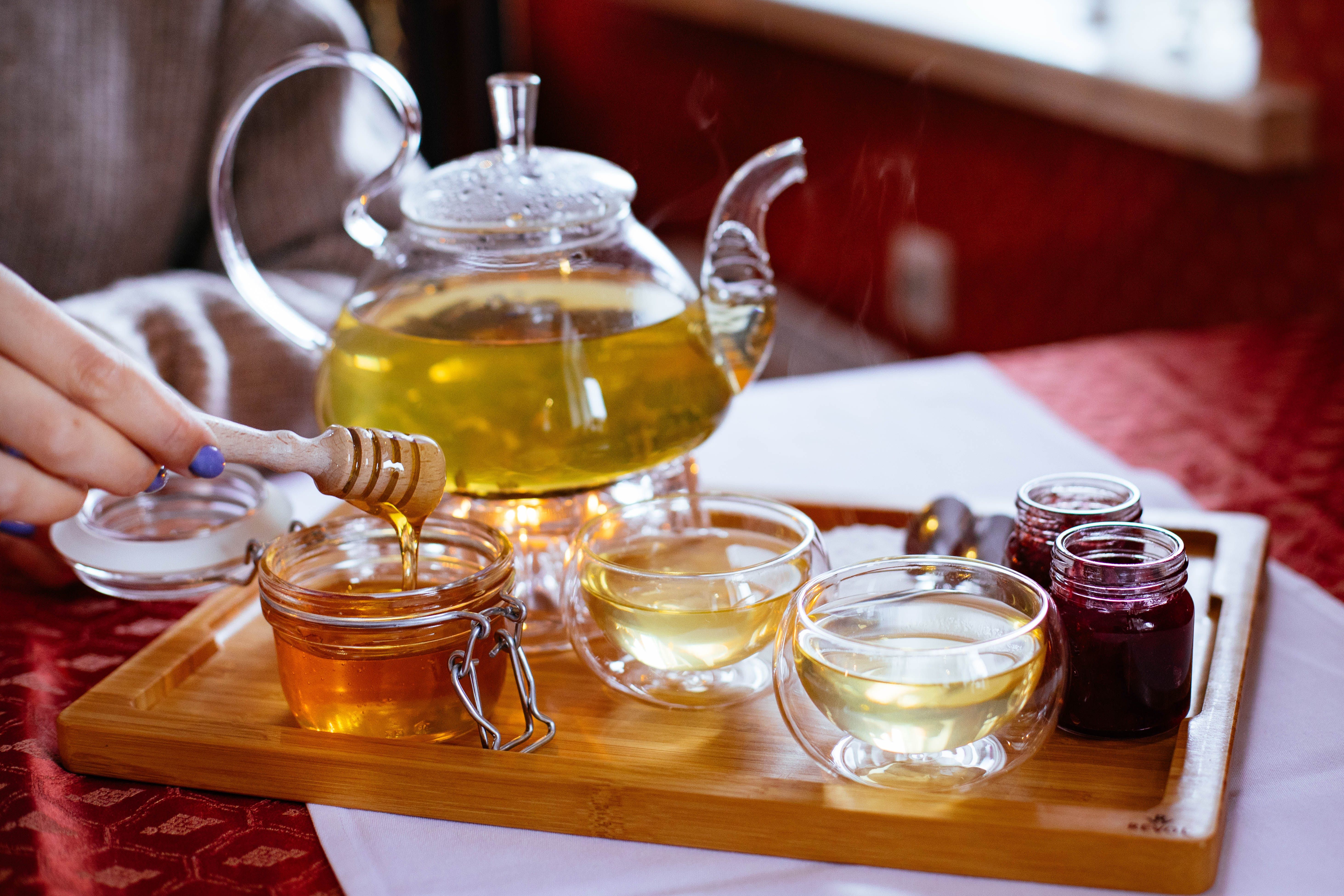 Попил чай с медом. Чай с медом. Красивый чай. Чаепитие с медом. Чашка чаю с медом.