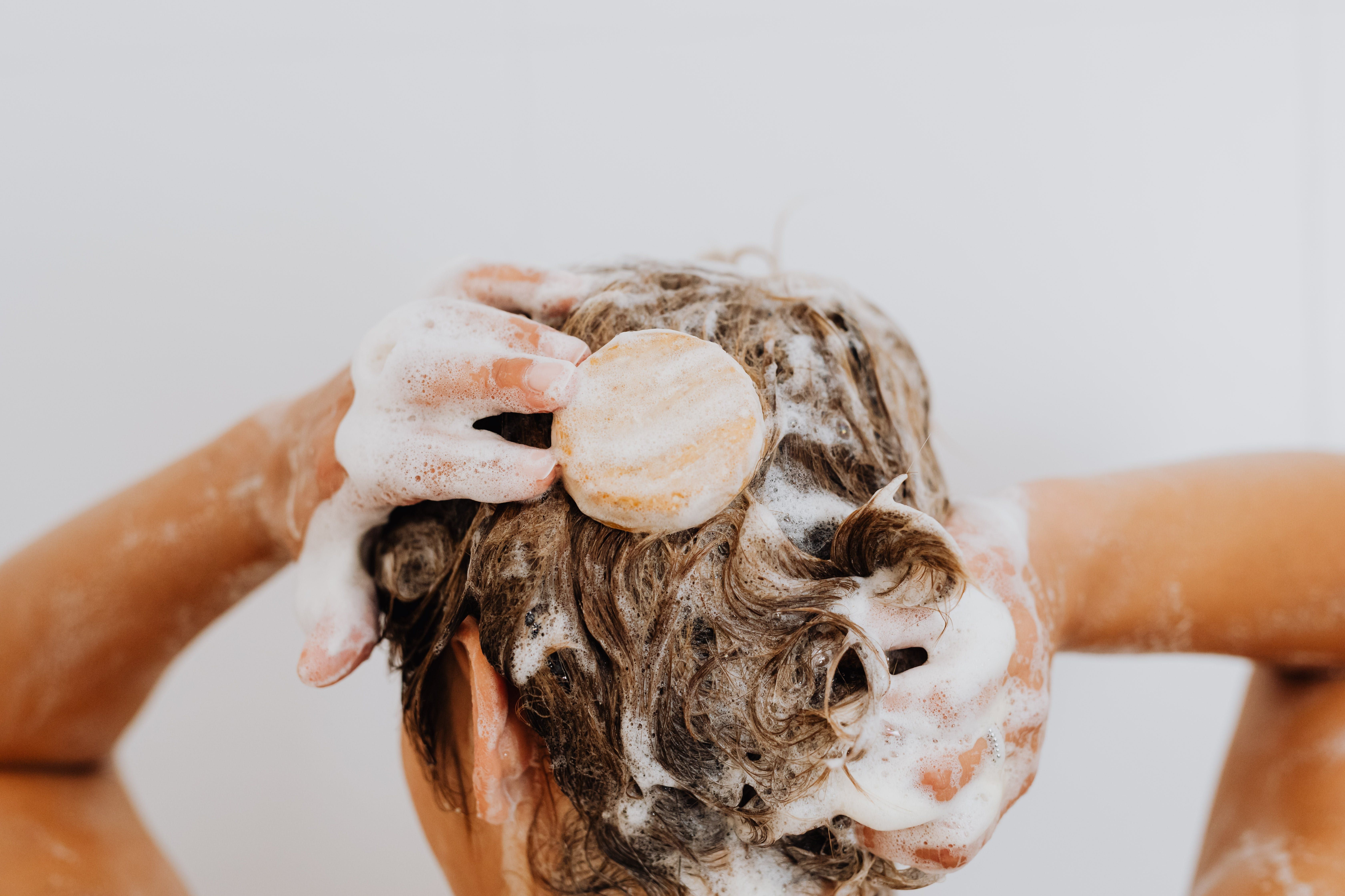 Частое мытье головы сильно влияет на волосы.
