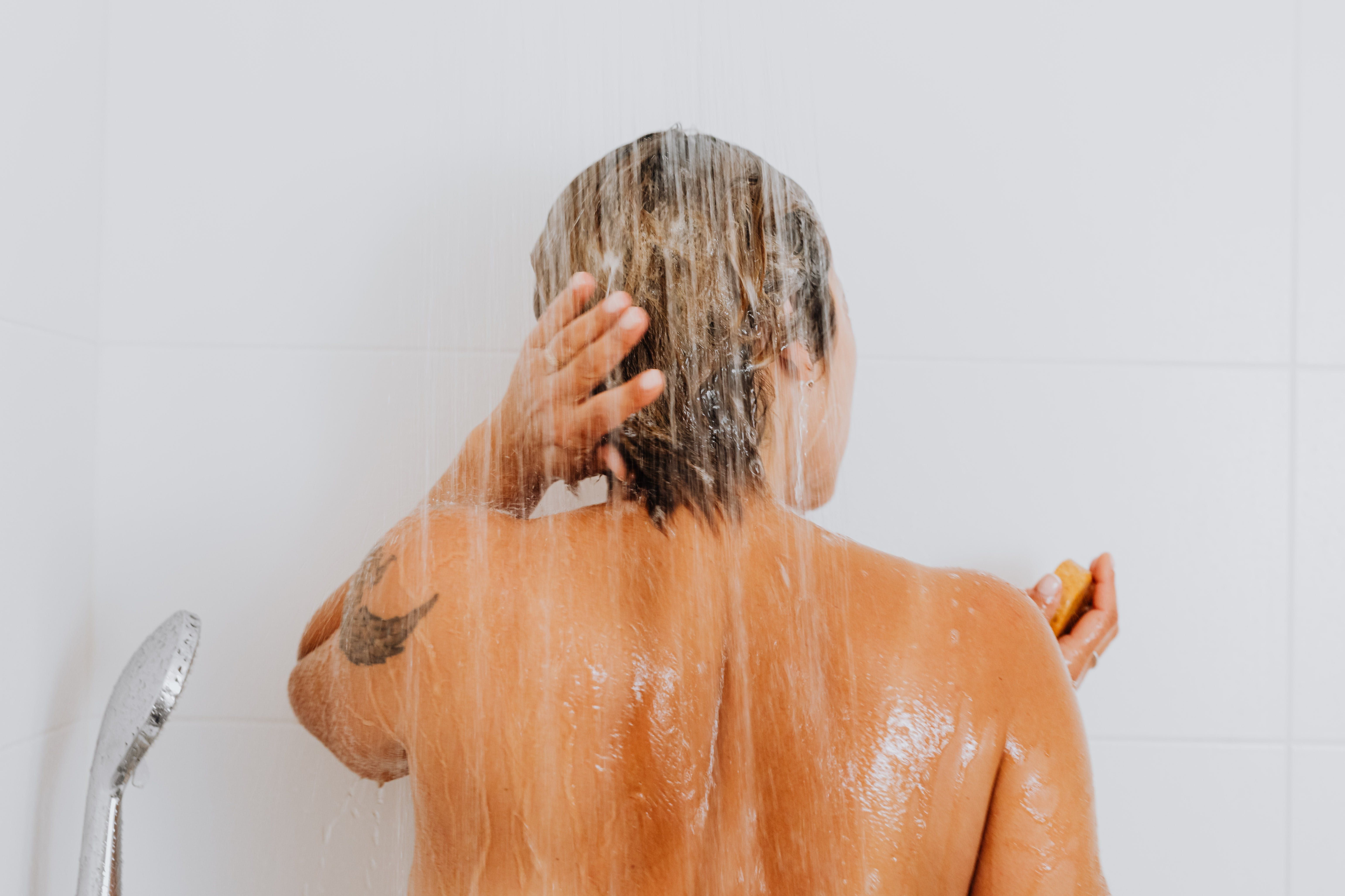 Принимать душ нужно тщательно и правильно